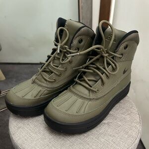 Boys Nike acg woodside 2 green boots, 3.5y